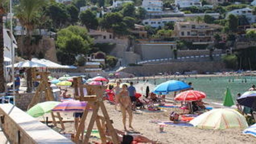 Sillas de vigilancia vacías en la playa del Portet de Moraira.