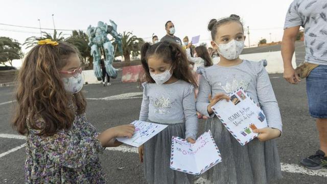 De izquierda a derecha,  Lara y Ahinoa Reyes y Helena Padilla, con sus cartas. | | FUSELLI