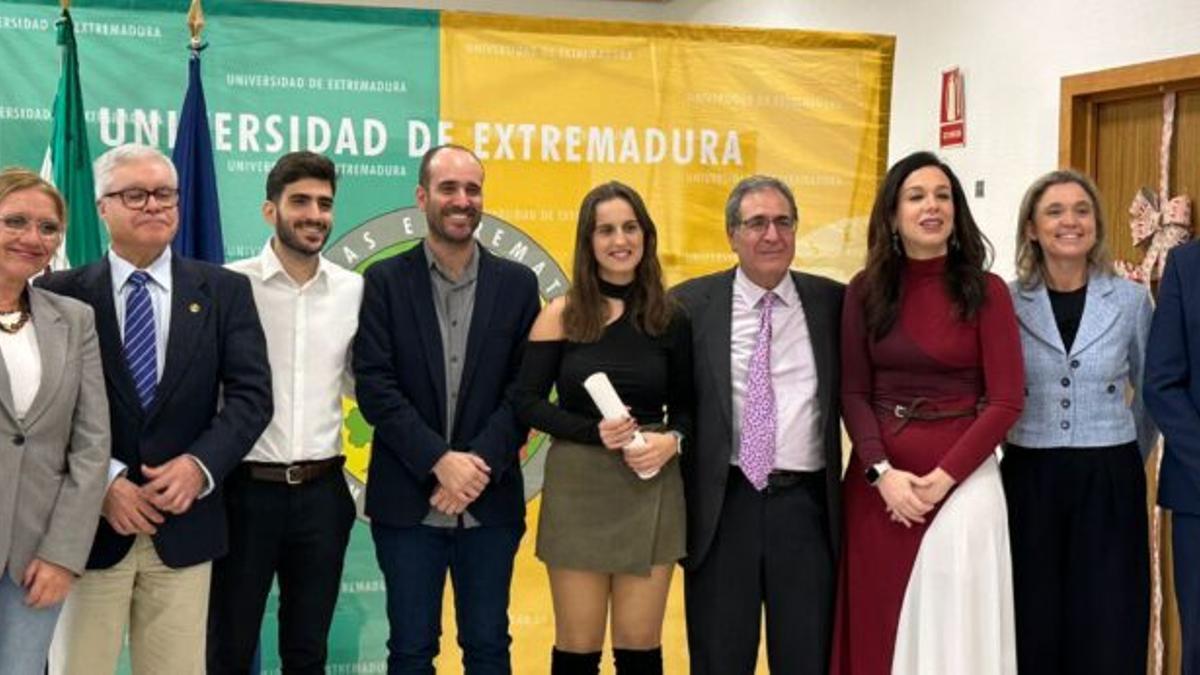 Foto de familia de la premiada junto a las autoridades y la familia impulsora del pemio.