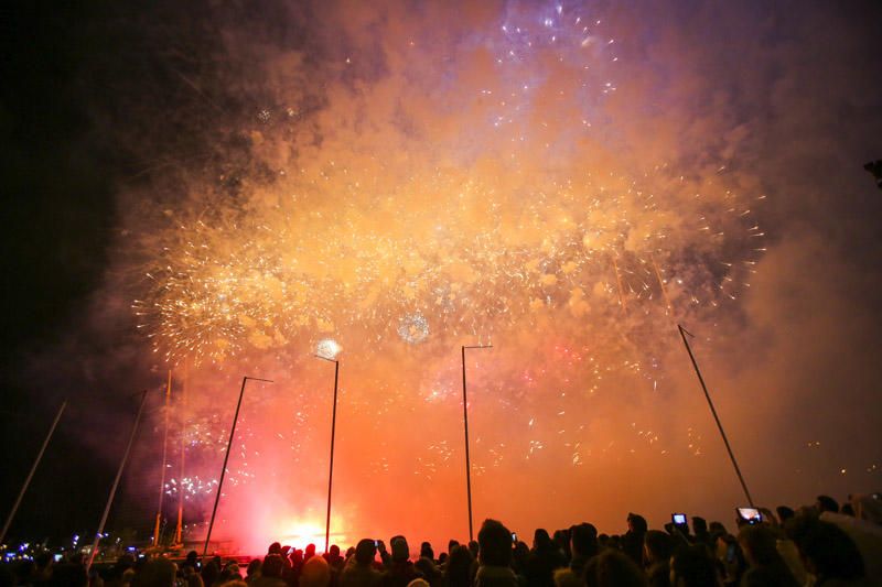 Mascletà Vertical nocturna en La Marina de València