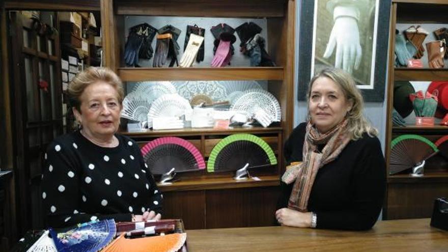 Pilar y Margarita, titulares del comercio de 1886 Guantes Piqueras, en la plaza de la Reina de València.