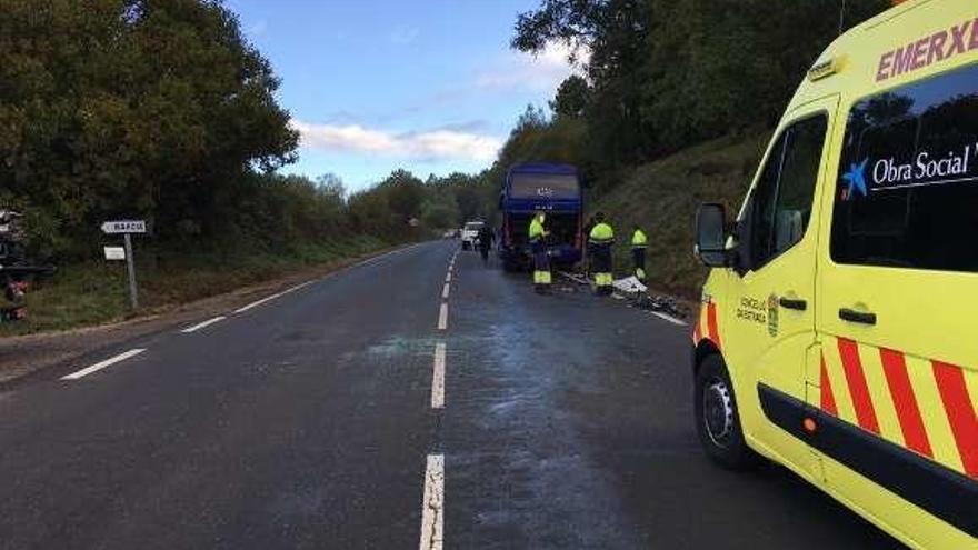 Autocar escolar siniestrado ayer en Fiestras. // Emerxencias A Estrada