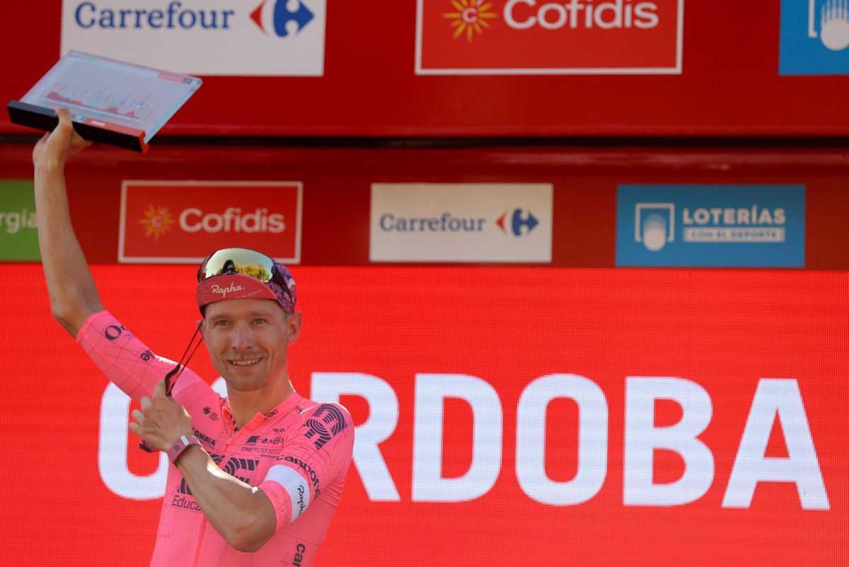 Magnus Cort celebra la victoria lograda en Córdoba en la Vuelta a España de 2021.