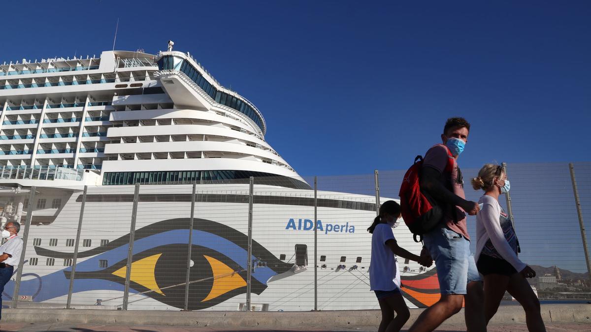 Llega el primer crucero internacional al puerto de Málaga tras la pandemia