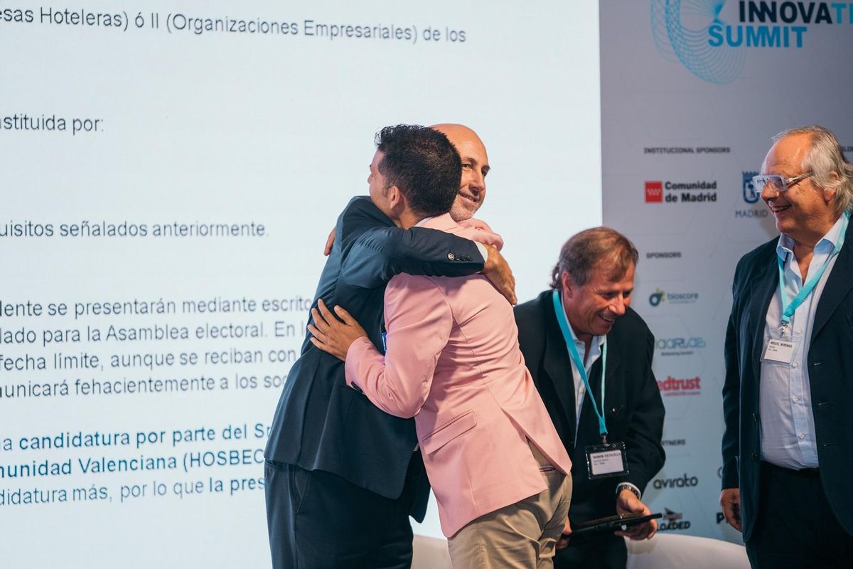 Saludo entre el presidente saliente, Javier García, y el entrante, Fede Fuster.