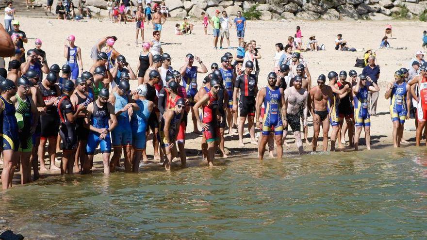 Los atletas toman la salida lanzándose a las aguas del Embalse de Ricobayo