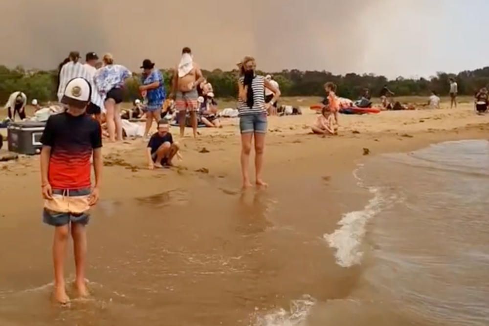 Miles de personas se refugian en una playa del sureste de Australia para huir de los incendios