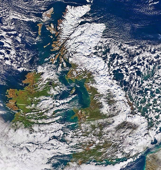 Capturas de satélite Sentinel 3 mostrando los Alpes y gran parte de la mitad occidental de Gran Bretaña nevados.