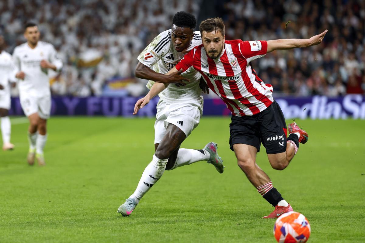 Andoni Gorosabel marcando a Vinicius en un encuentro del Athletic frente al Real Madrid