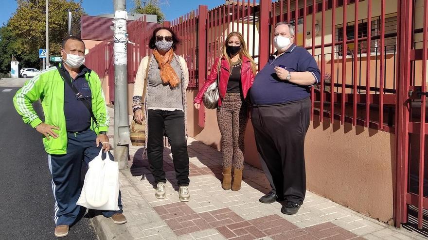 Cristina Martín, con miembros de Adein y Antonio Quero, de la Federación de Mayores, esta semana delante del centro social de Nueva Málaga.