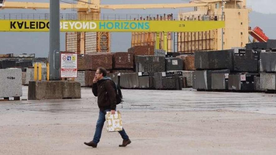 Bloques de granito, dispuestos para ser cargados hace tres semanas en el buque "María Luisa". // J. Lores