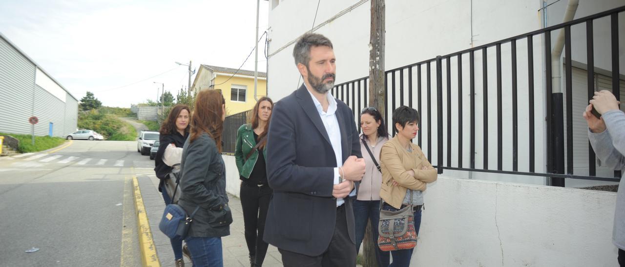 El alcalde y la edil Paola María Mochales en una reunión anterior con miembros de la asociación de padres de alumnos del colegio Rosalía de Castro (Carril).