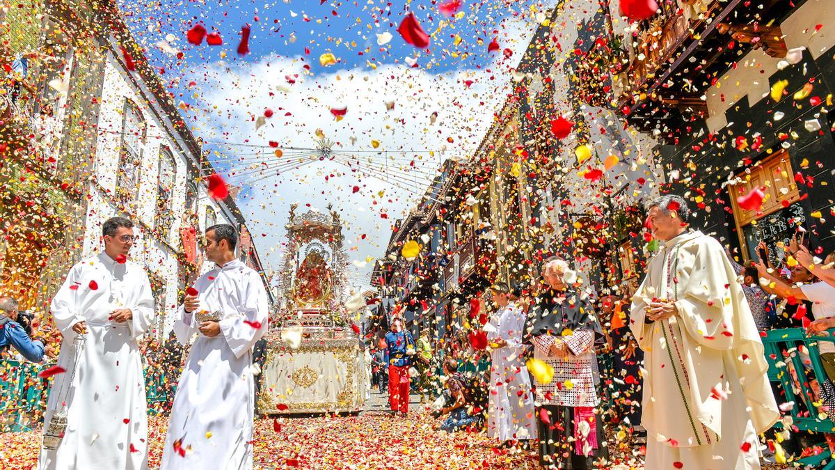 Lanzamiento de miles de pétalos de rosa durante el paso de la Virgen del Pino
