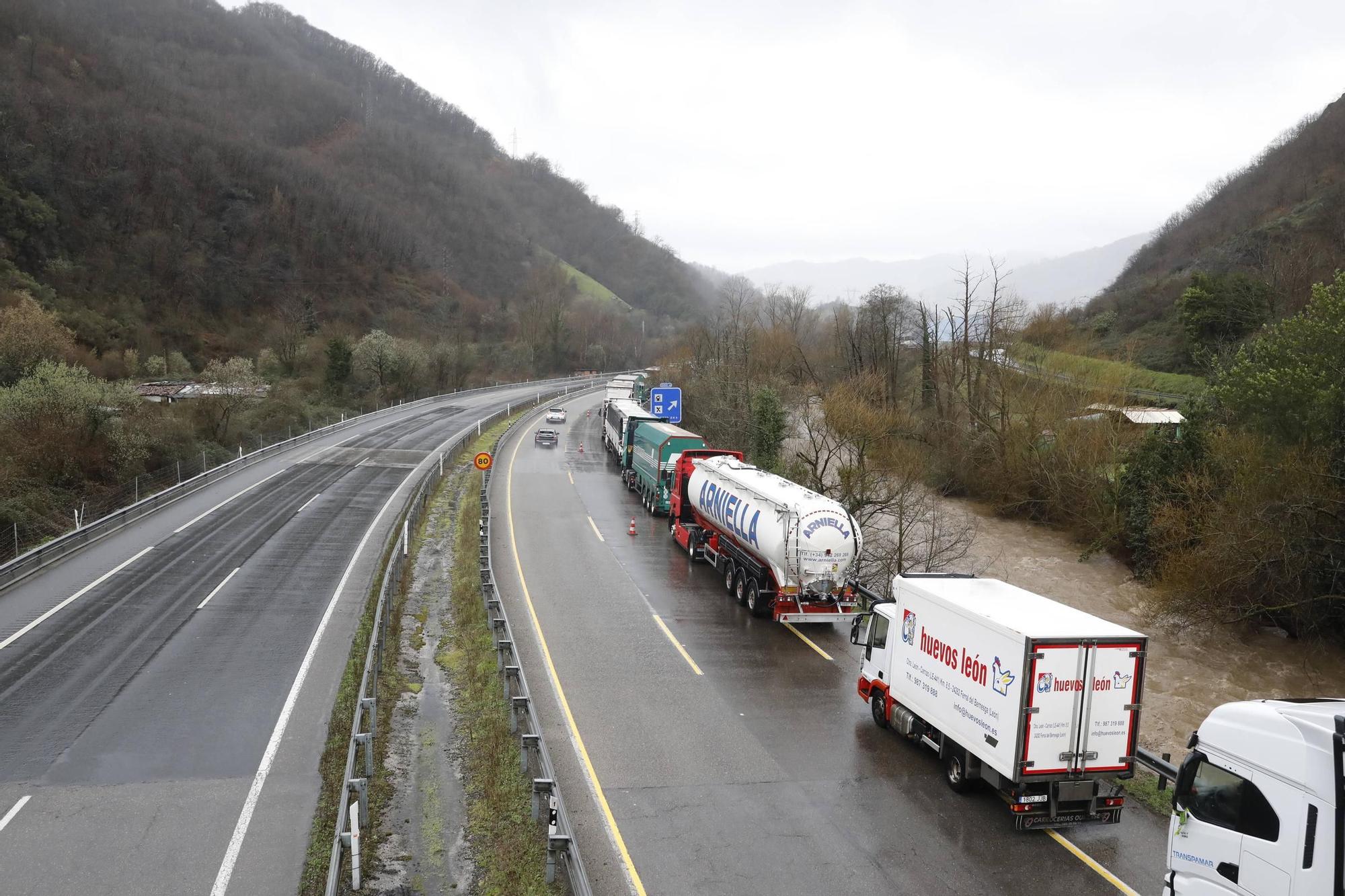 EN IMÁGENES: Camioneros retenidos por la nieve en Lena