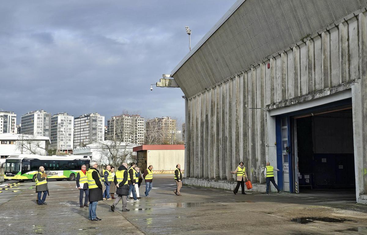 Empresarios visitaron las instalaciones de Vitrasa por el nuevo contrato del bus urbano.