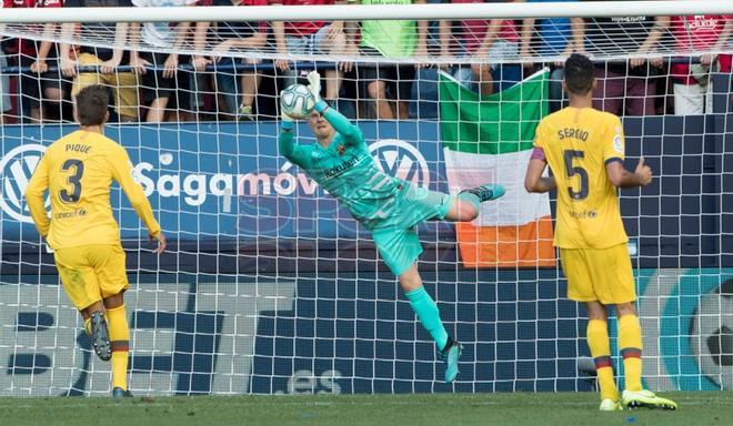 Las imágenes del partido entre  el Osasuna y el FC Barcelona correspondiente a la jornada 3 de LaLiga Santander disputado en el estadio El Sadar, Pamplona.