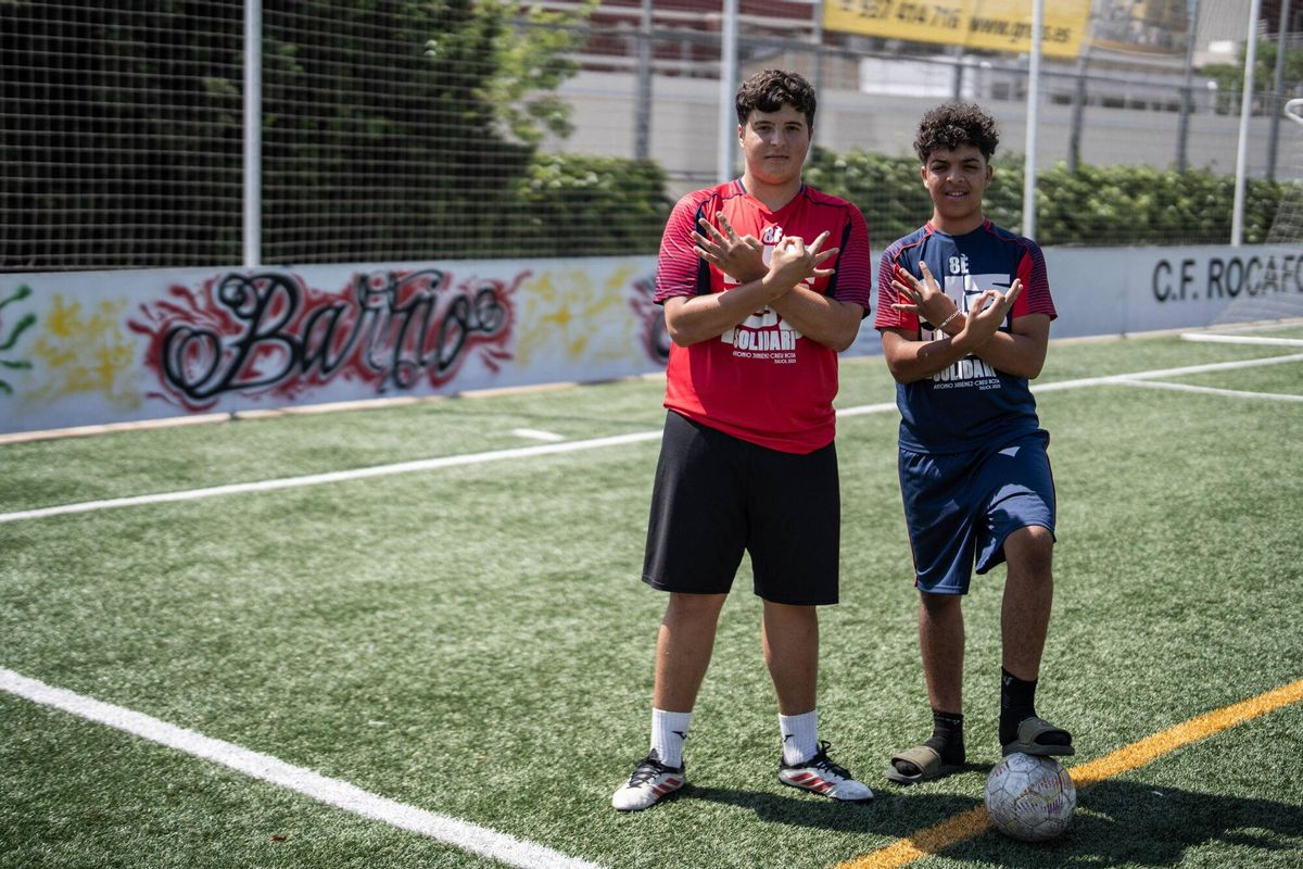MATARÓ 09/07/2025 Deportes. Oussama Ouallal Benyazid, 18 años y Adam makdadi 16, monitores de campus solidario. Reportaje sobre Rocafonda con motivo de los 18 años de Lamine Yamal. FOTO de ZOWY VOETEN
