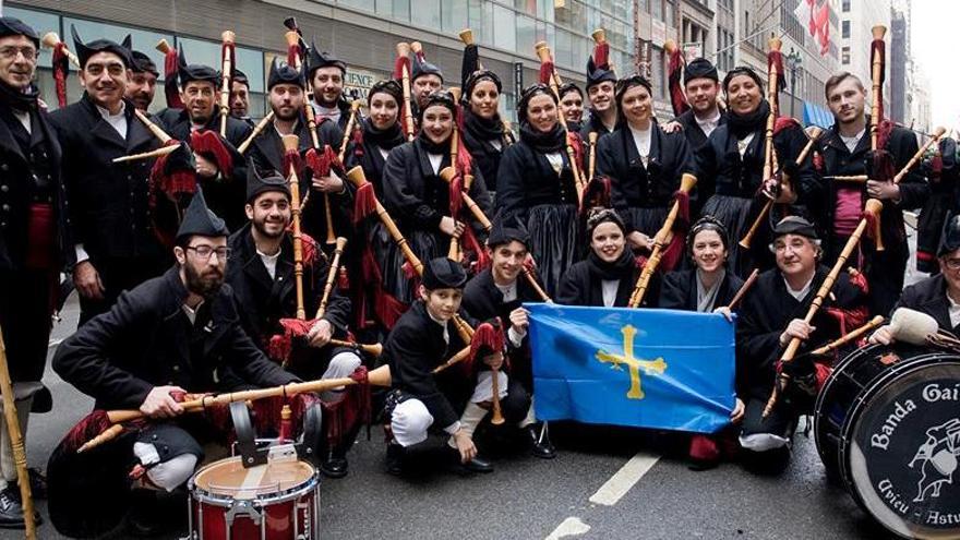 El Asturias patria querida que triunfa en Irlanda gracias a una banda de gaitas asturiana