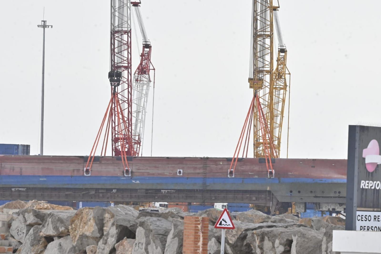 Inician la extracción del buque volcado en PortCastelló