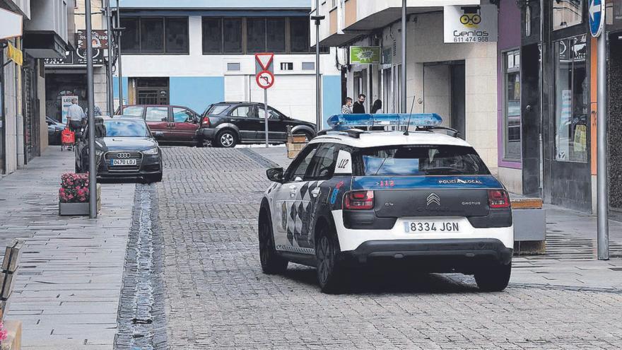 Patrulla de la Policía Local de Arteixo. |   // VÍCTOR ECHAVE