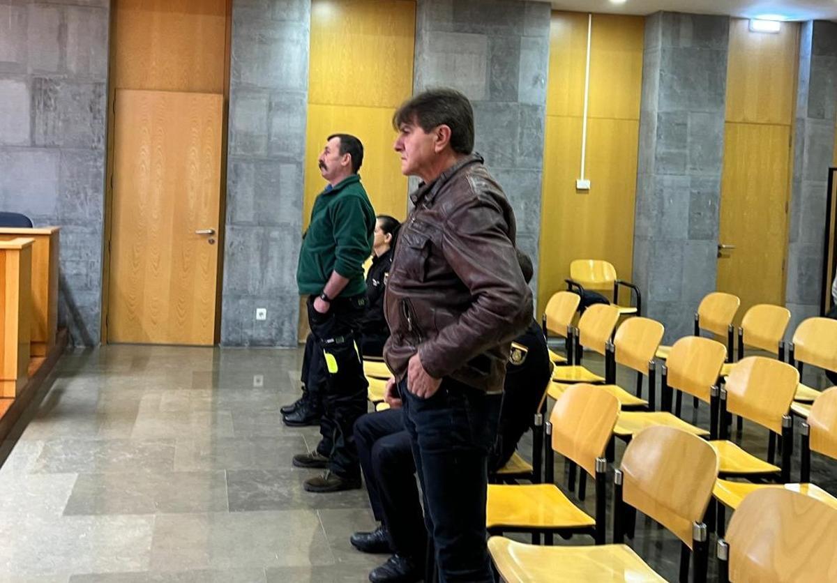 De pie, con bigote, el hombre que atacó a su cuñado con una motosierra, y en primer término, el vecino agredido.