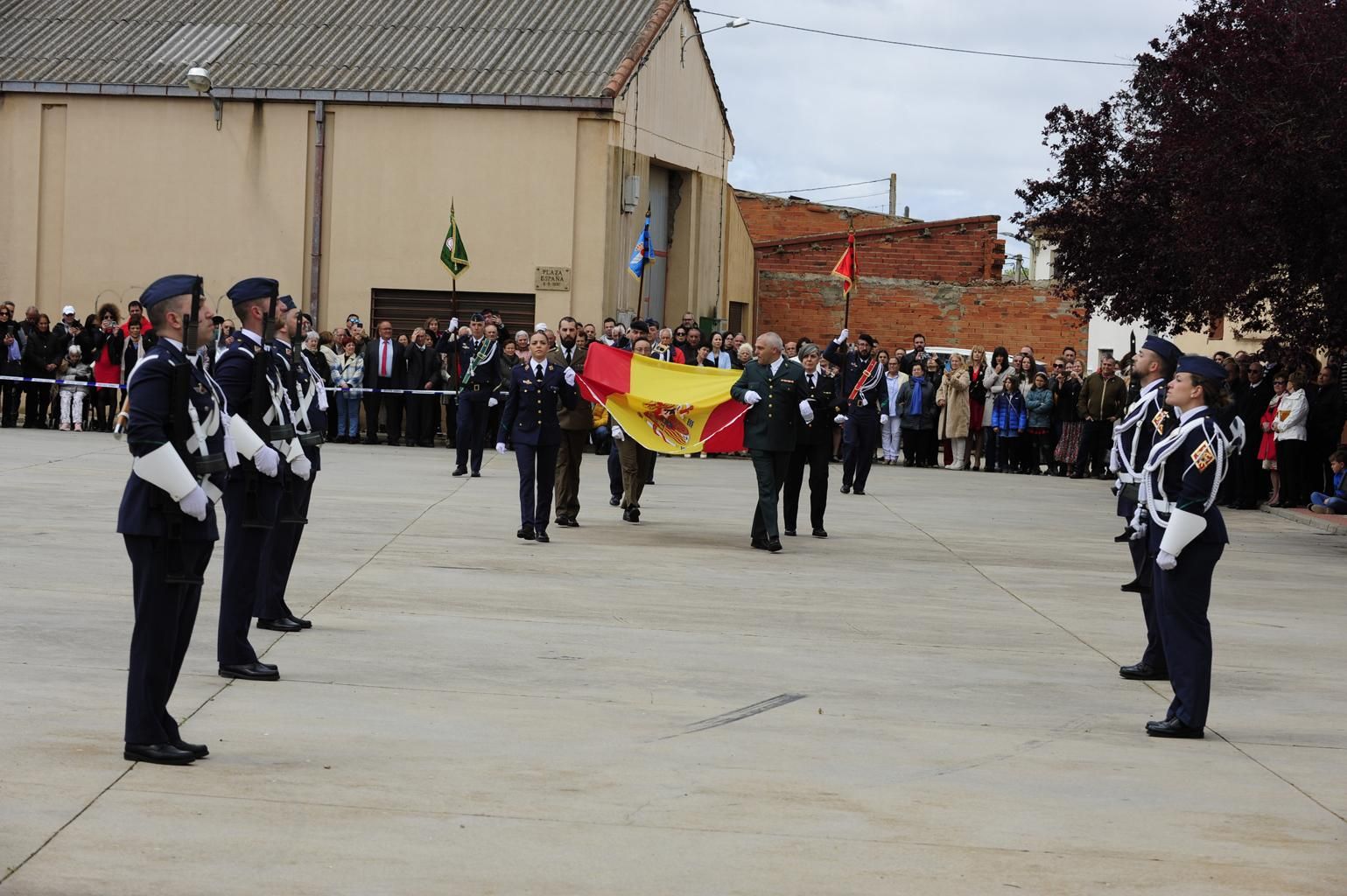 Izado de bandera en Burganes de Valverde