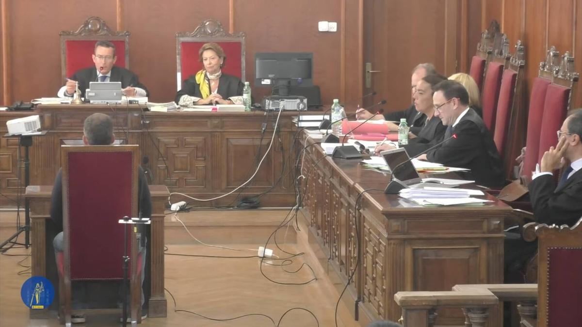 Un testigo, de espaldas, durante su declaración en la vista en la Audiencia Provincial de Badajoz.