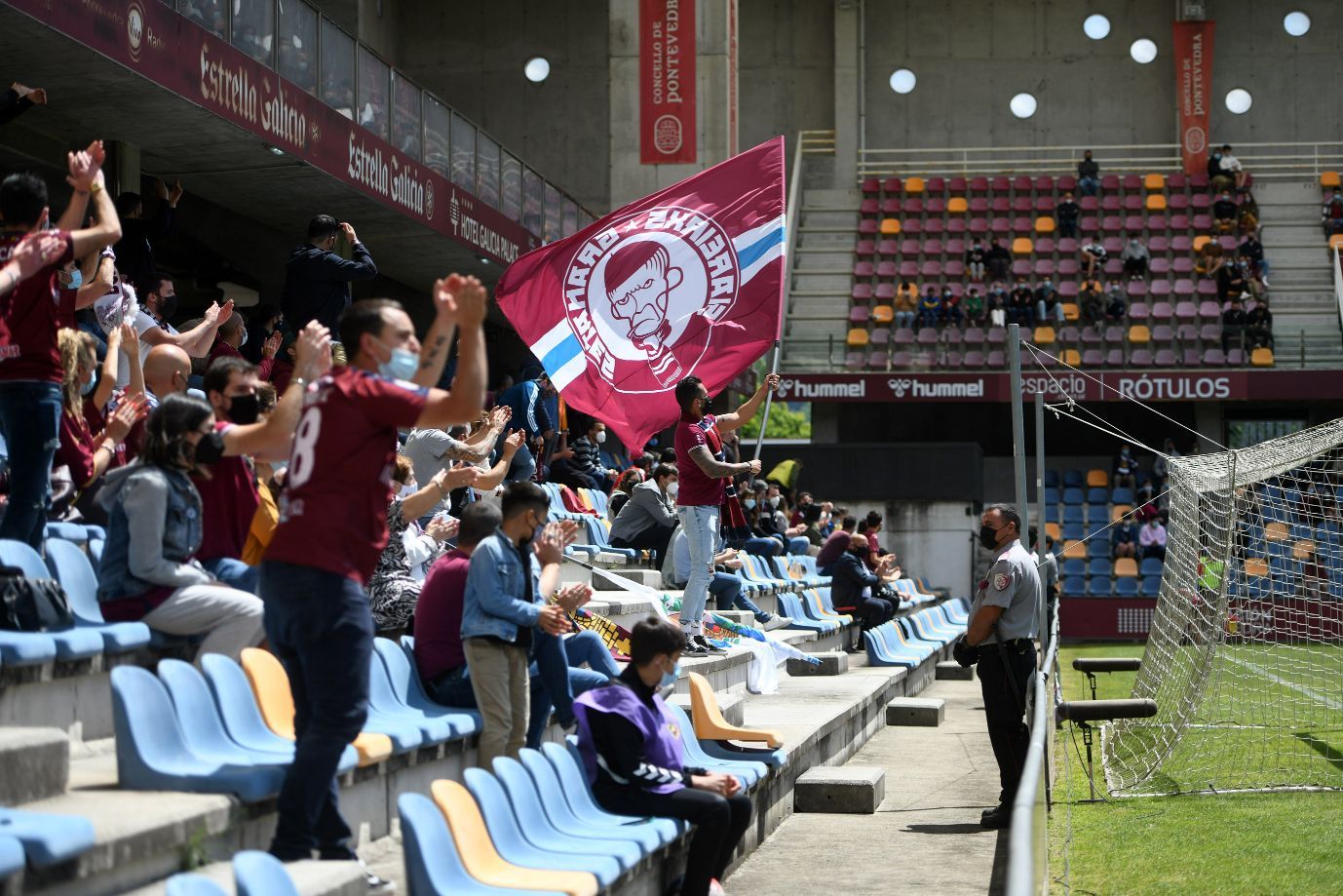 La emocionante permanencia del Pontevedra: goles y lágrimas en Pasarón