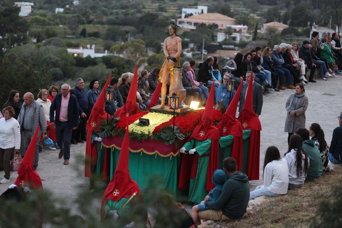 Las mejores imágenes de la procesión del Santo Entierro del Viernes Santo en Santa Eulària