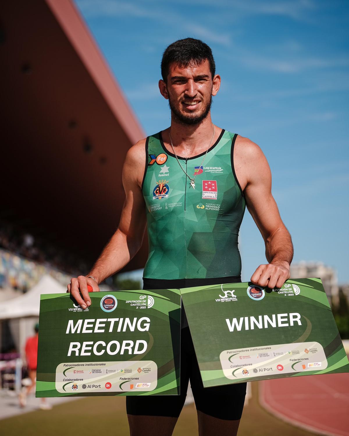 El atleta de Bellreguard con el cartel del record del meeting