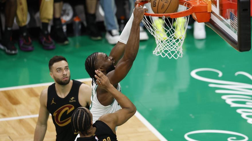 Los Celtics mantienen a raya a los Cavaliers