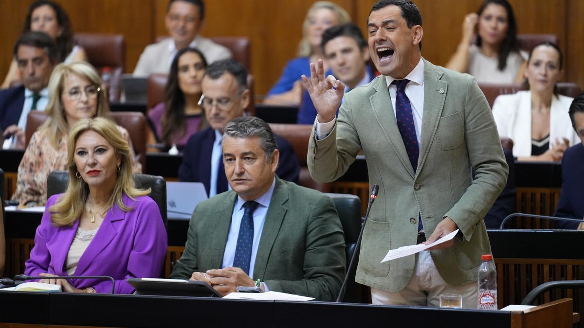 El presidente de la Junta de Andalucía, Juanma Moreno, interviene en la segunda jornada del Pleno del Parlamento andaluz.