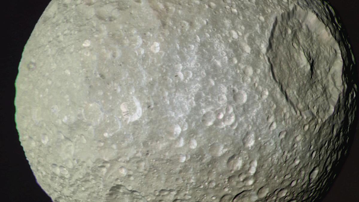 Mimas, la luna helada de Saturno