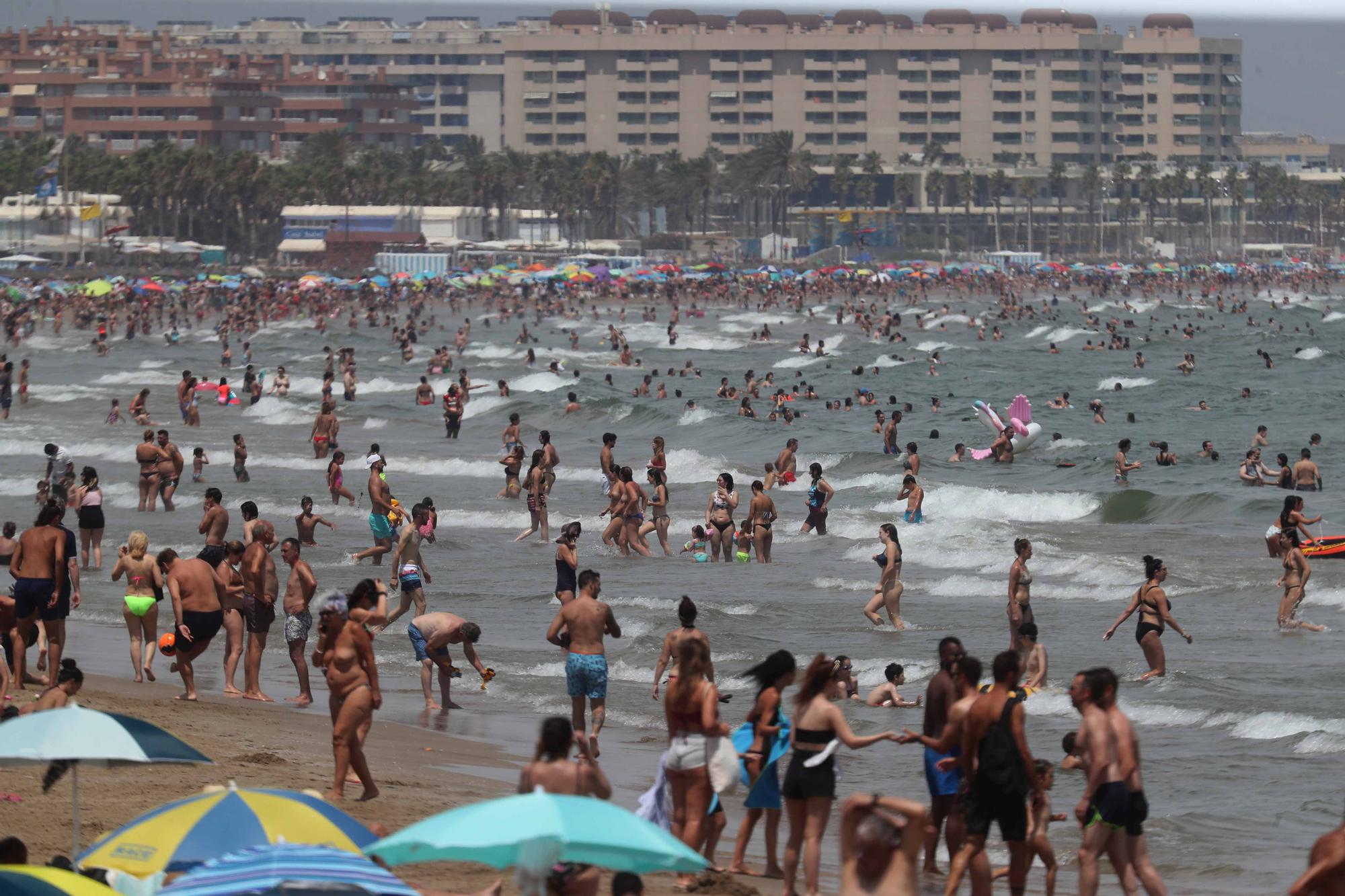 La playa y las terrazas, de nuevo, llenas