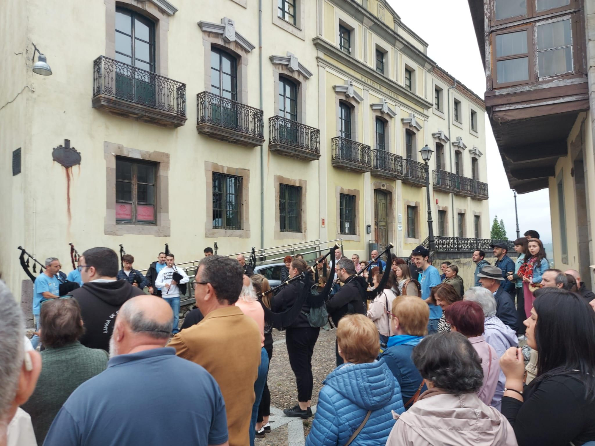 En imágenes: Así fue la manifestación contra el cierre de la Escuela de Música de Tineo