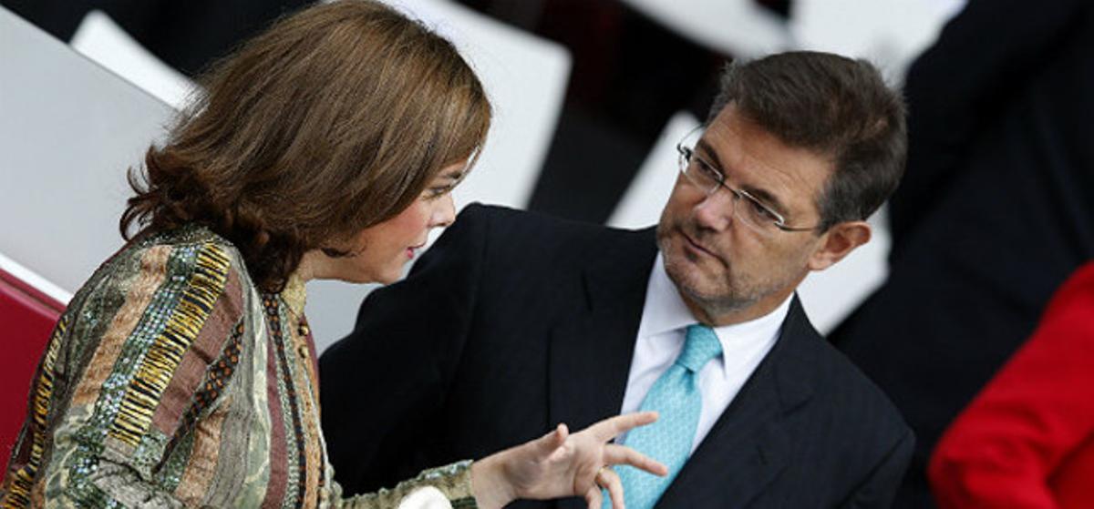 El ministre de Justícia, Rafael Catalá, amb la vicepresidenta Soraya Sáenz de Santamaría, aquest dilluns, a la desfilada militar a Madrid.