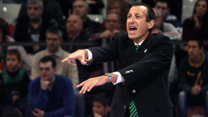 Salva Maldonado, dirigiendo al Joventut.