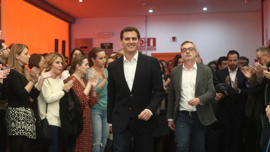 Marta Martín aplaude ayer a Rivera antes de su última rueda de prensa como presidente de Cs.