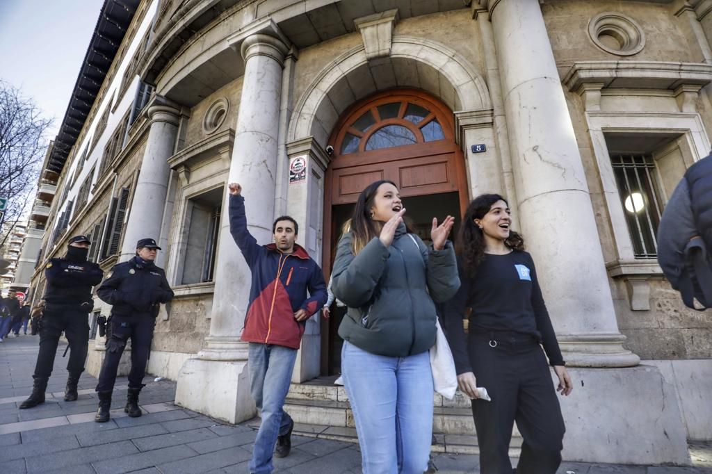 Activistas antidesahucios protestan en los juzgados de Vía Alemania