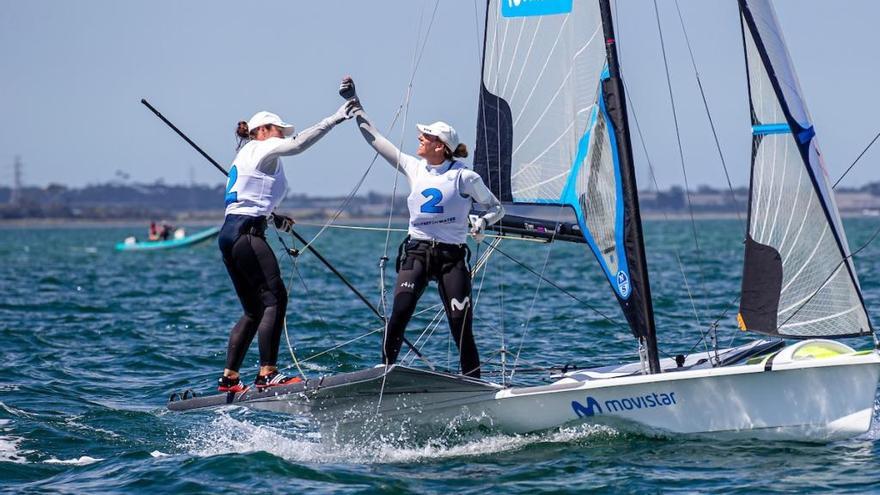 Echegoyen y Barceló festejan su actuación en la jornada de ayer. // Sailing Energy