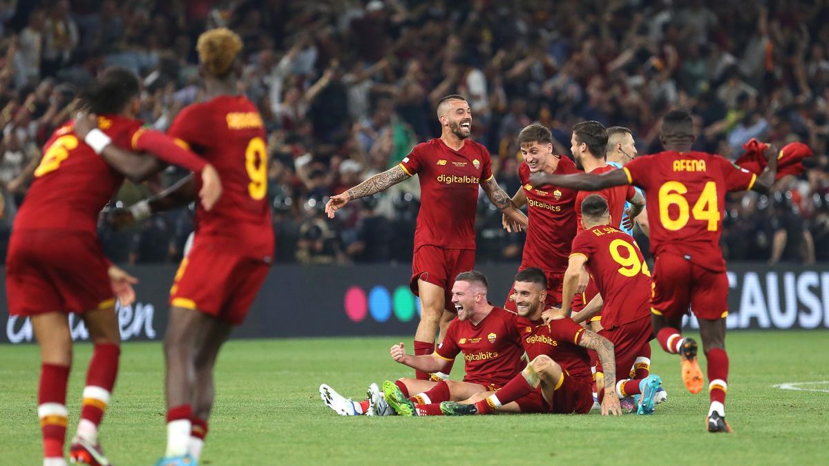 Los jugadores de la Roma celebran el triunfo