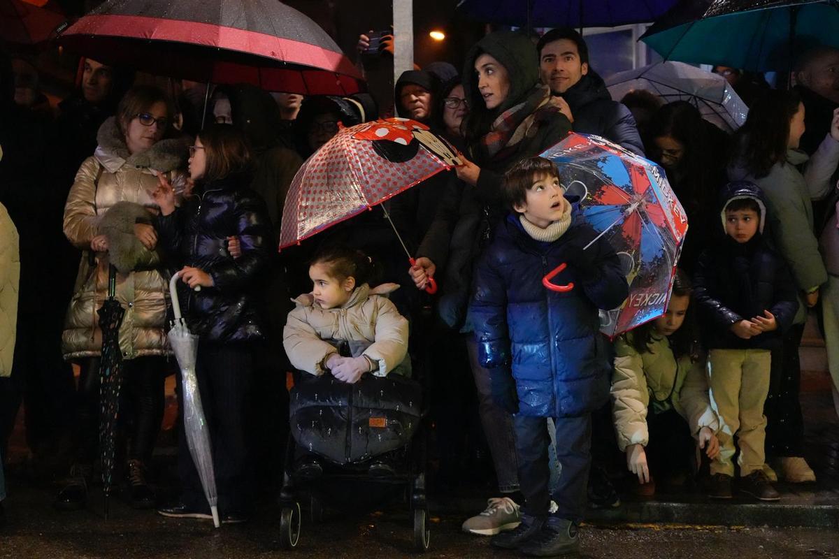 Papá Noel y la Cabalgaza desafían a la lluvia y vuelve a llenar las calles de Zamora