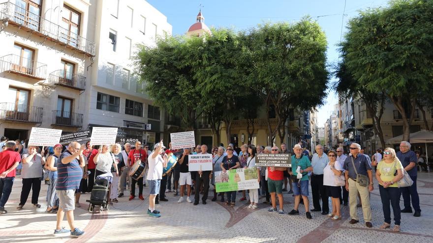 Protesta de afectados de Fórum y Afinsa en Elche