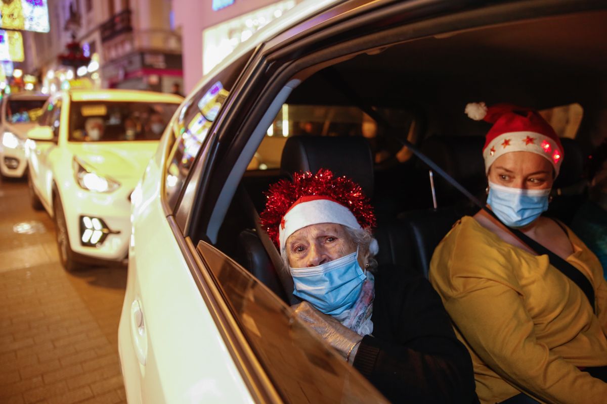 Los taxistas de Córdoba pasean a los mayores por el centro de Córdoba para que disfruten de la iluminación de Navidad