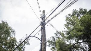 Cableado del tendido eléctrico en el barrio de Torre Baró, en Barcelona.