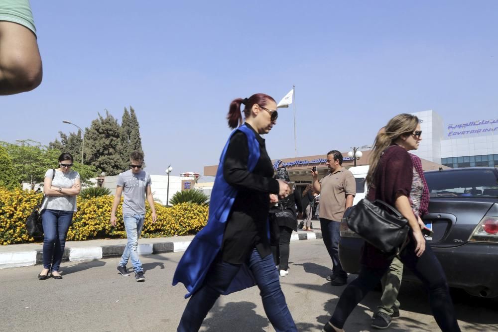 Familiares de los pasajeros del vuelo MS804 de EgyptAir desaparecido cuando realizaba el trayecto París-El Cairo llegan al aeropuerto de El Cairo.