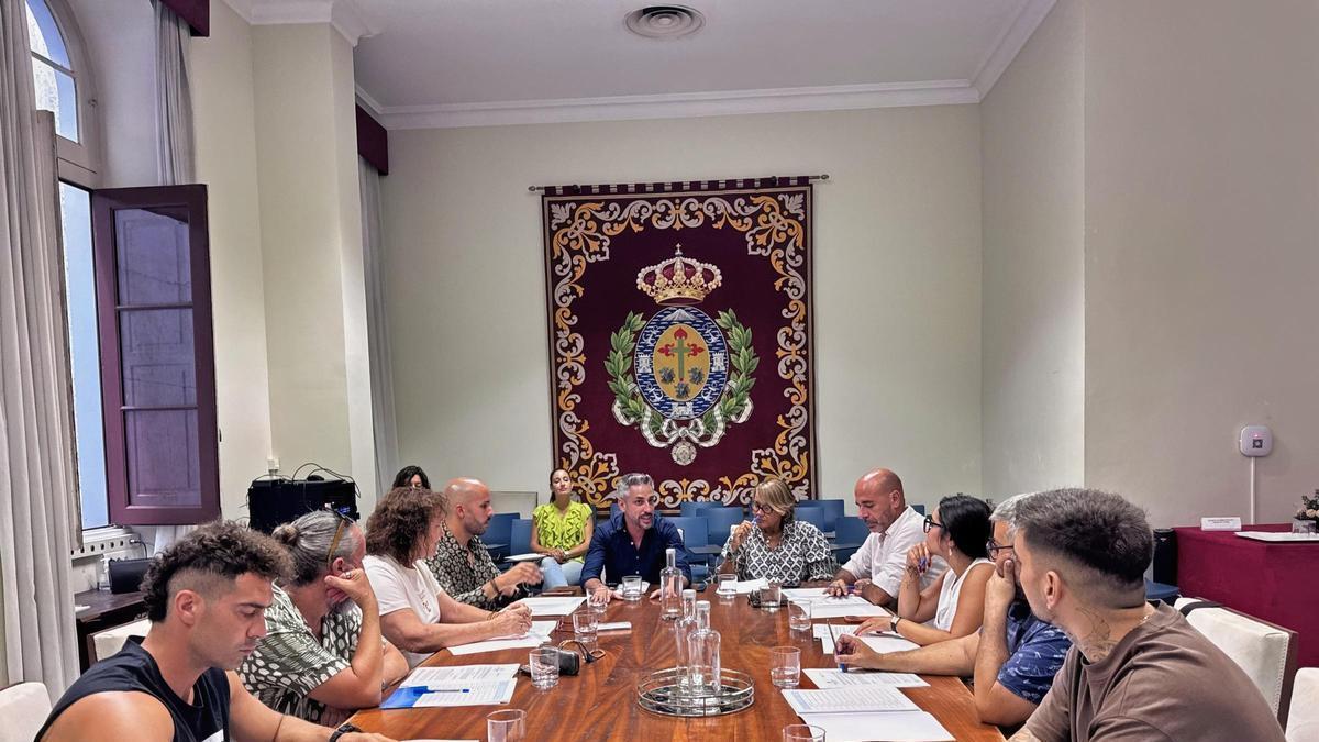 Reunión del jurado profesional encargado de elegir a los cinco carteles finalistas del Carnaval de Santa Cruz 2027.