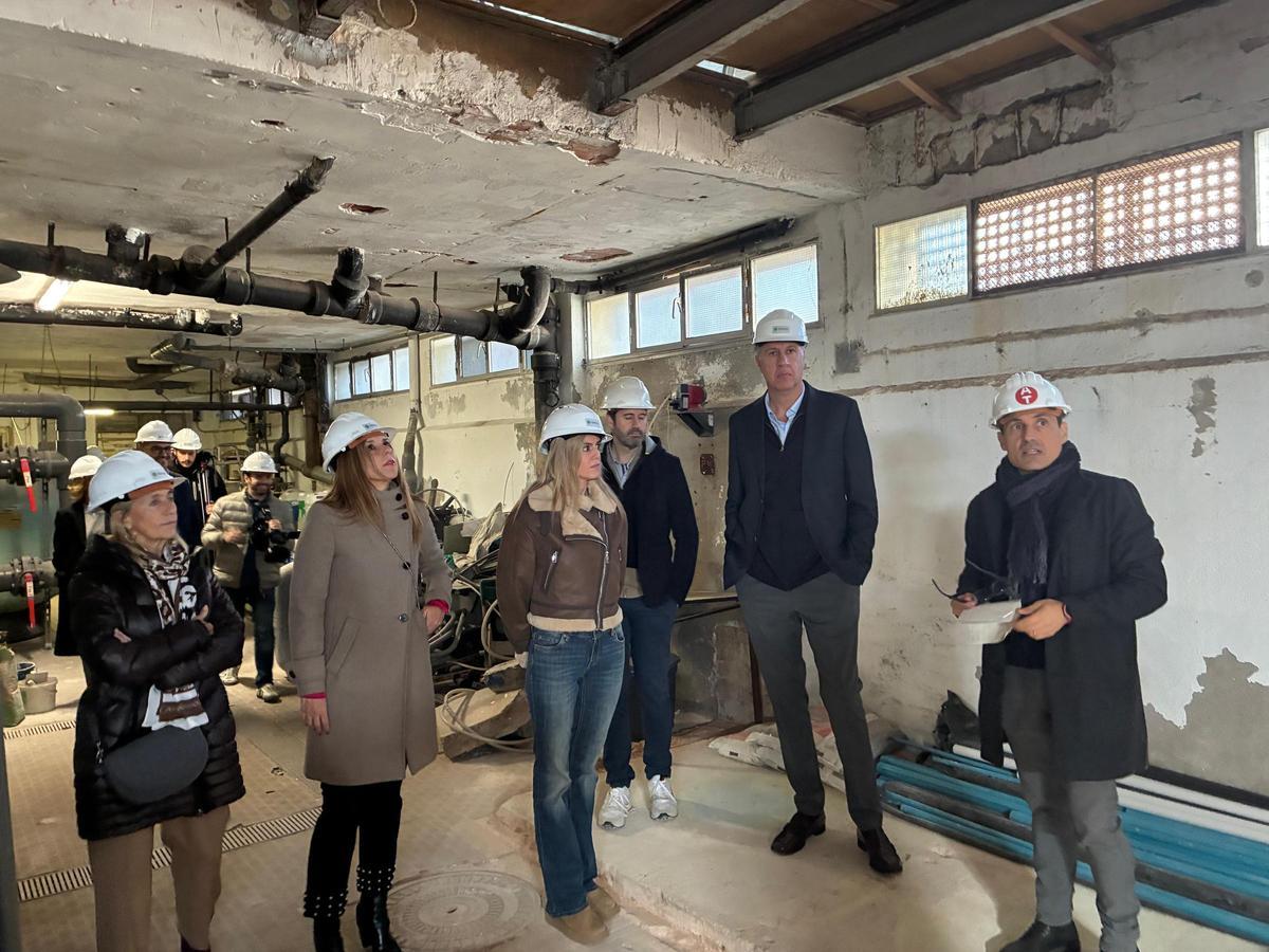 Visita del alcalde de Badalona, Xavier Garcia Albiol, a las obras de reforma de la piscina municipal Mireia Belmonte
