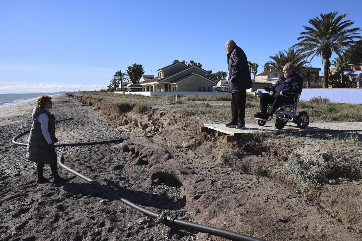 Varios vecinos, en la playa de la Malvarrosa de Corinto, ayer.