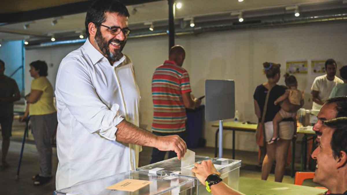 El candidato de Sumar Més, Vicenç Vidal, ha votado en Esporles